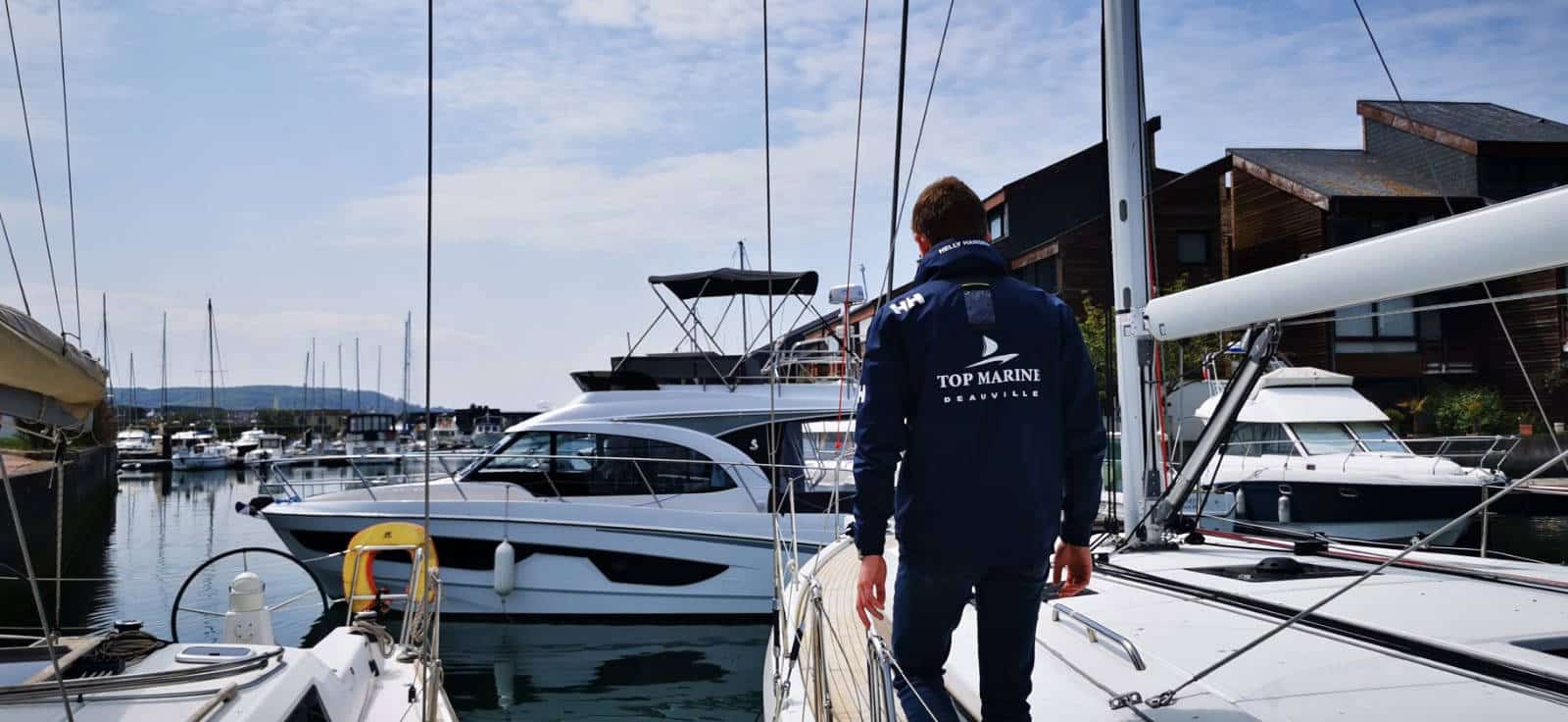 Équipier Top Marine sur un voilier à Deauville