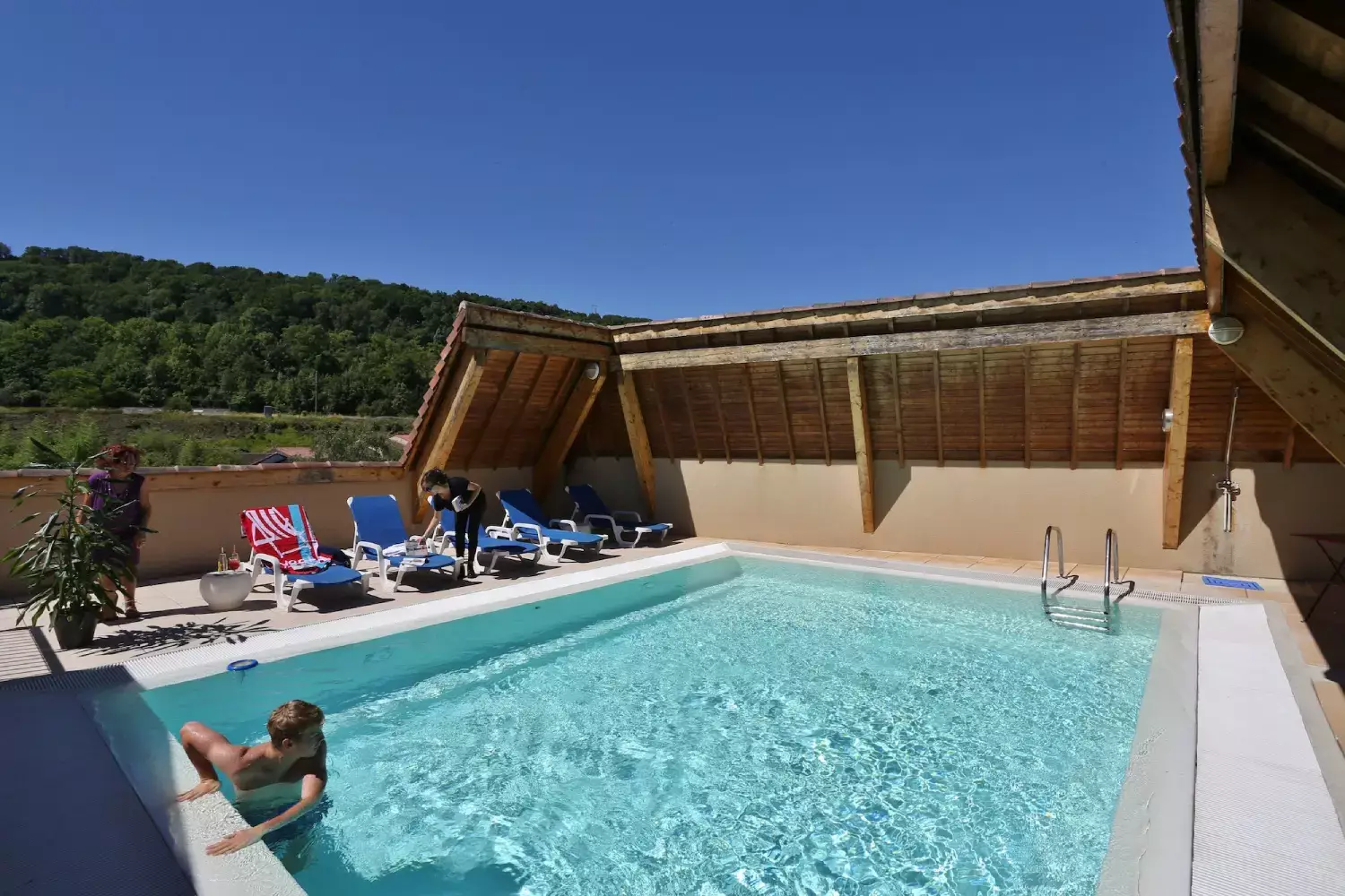 Piscine sur le toit de l'Hôtel à Figeac